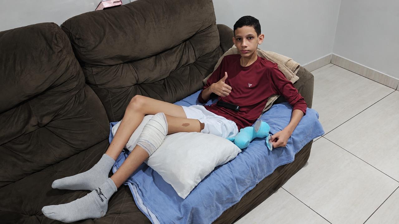 Em casa, Jessé Gabriel Castanheira, de 15 anos, celebra a evolução do tratamento contra o osteossarcoma após diagnóstico precoce e cirurgia no INTO.